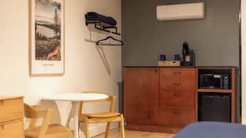 Premier Room, 1 King Bed | Premium bedding, minibar, laptop workspace, WiFi (free)