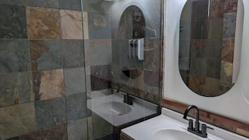 Chuveiro, secador de cabelo, toalhas de banho, sabonete