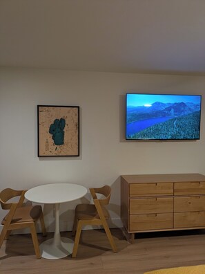 尊贵客房, 1 张特大床 | 起居区 | 65-英寸智能电视（配备数码频道）