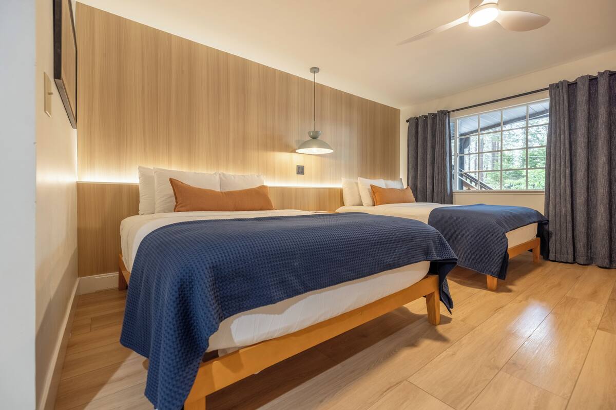 Premier tweepersoonskamer | Luxe beddengoed, een minibar, een laptopwerkplek, gratis wifi