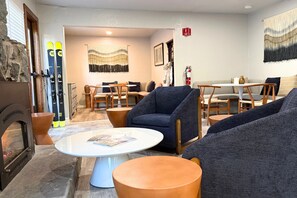 En 65-tommers smart-TV med digitale kanaler