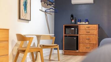 Premium bedding, minibar, laptop workspace, WiFi (free)