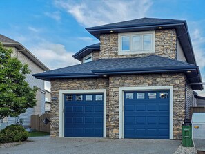 Exterior - The White House (Edmonton)