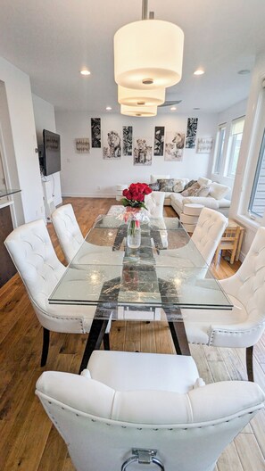 Dining - The White House (Edmonton)