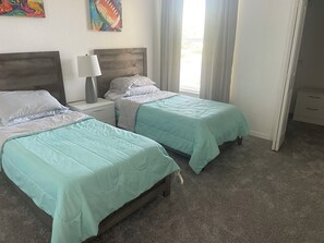2 habitaciones, tabla de planchar con plancha, wifi y ropa de cama