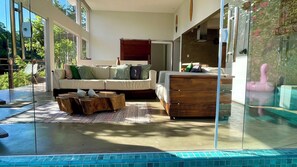 Basic Villa | Living area | Flat-screen TV - Casa c/ Piscina Privativa, 3 Suítes Sala integrada (Cairu)