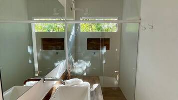 Vila Basic | Kamar mandi | Shower, pengering rambut, handuk, dan tisu toilet