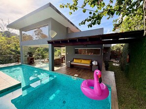 Eenvoudige villa | Zwembad | Een buitenzwembad