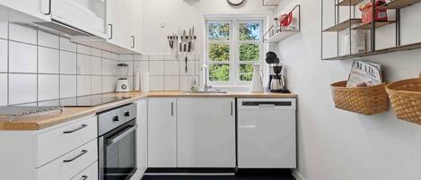 Køleskab, ovn, kogeplade, opvaskemaskine