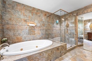 Haartrockner, Handtücher, Seife, Shampoo