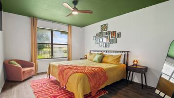 2 habitaciones, escritorio y tabla de planchar con plancha