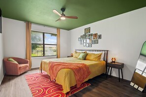 2 soverom, skrivebord, strykejern/-brett og reiseseng for barn