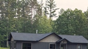 Exterior - Gorgeous 3-bedroom cottage near the Menominee River (Stephenson)