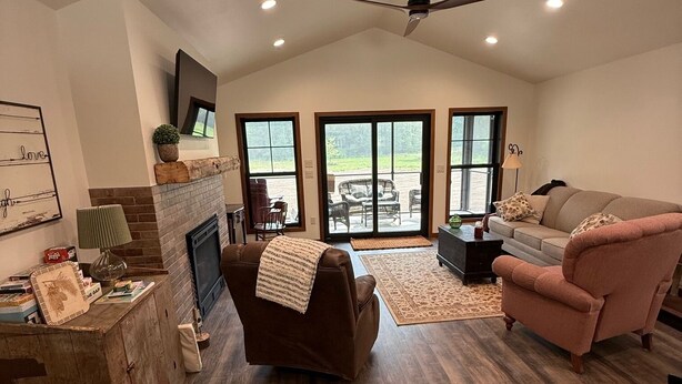 Interior - Gorgeous 3-bedroom cottage near the Menominee River (Stephenson)