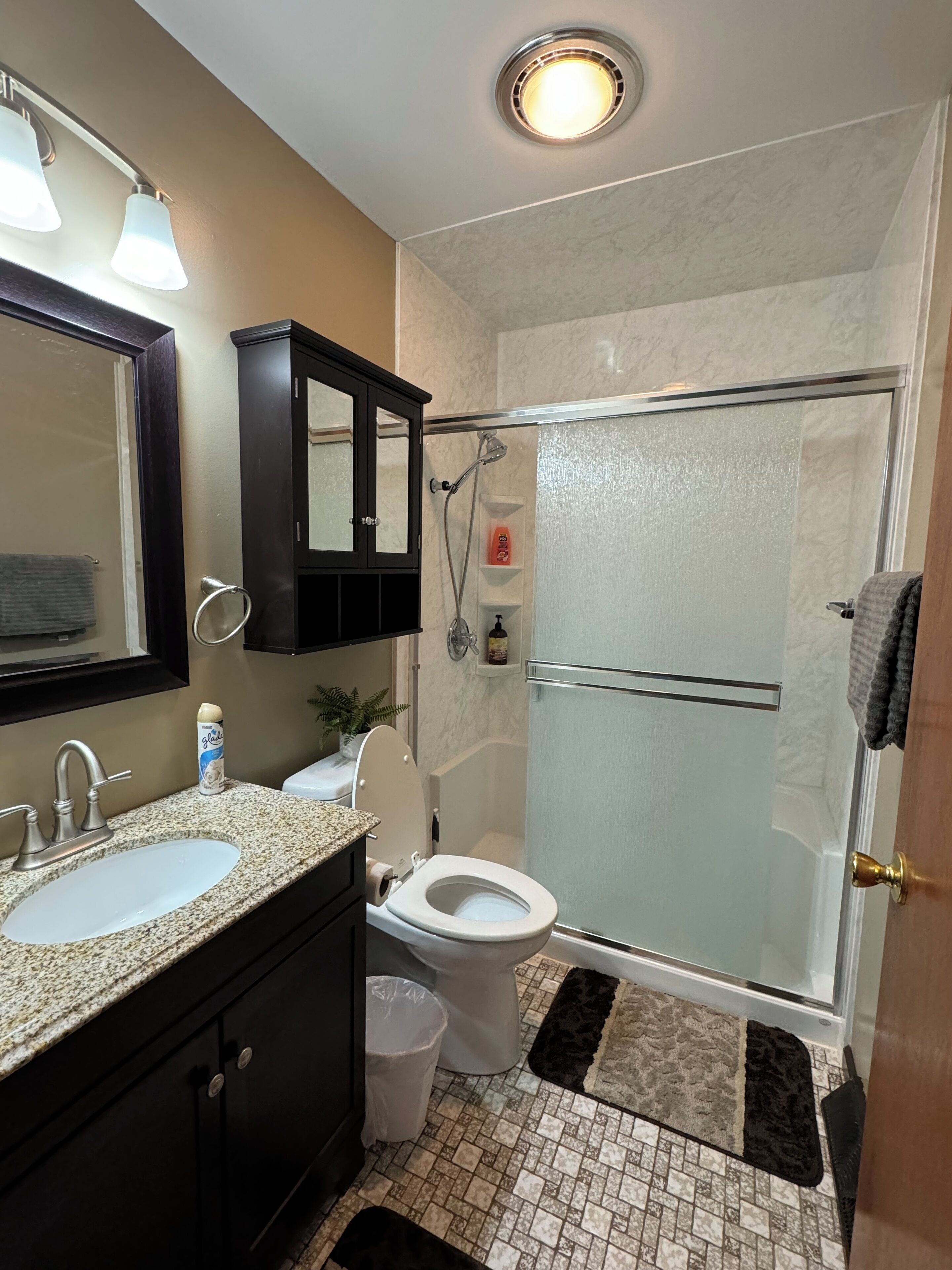 Een douche, een haardroger, handdoeken, zeep