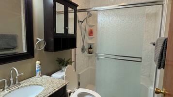 Een douche, een haardroger, handdoeken, zeep