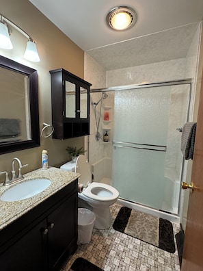 Een douche, een haardroger, handdoeken, zeep