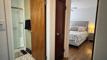 Een strijkplank/strijkijzer, wifi, beddengoed