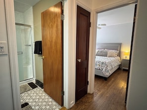 Een strijkplank/strijkijzer, wifi, beddengoed