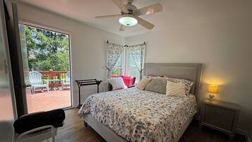 Een strijkplank/strijkijzer, wifi, beddengoed