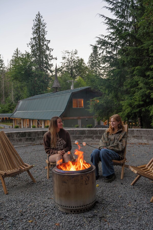 Property grounds - Hot Tub & Sauna - 1 mile from Mount Rainier NP - Forest view - Sleeps 8 (Ashford)