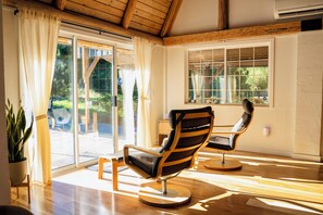 Interior - Hot Tub & Sauna - 1 mile from Mount Rainier NP - Forest view - Sleeps 8 (Ashford)