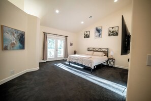 5 bedrooms, WiFi, bed sheets - Relax & Recharge Near Eugene – Sauna, Massage Chair, Gourmet Kitchen (Eugene)