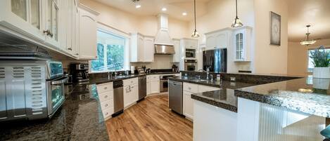 Mikrobølgeovn, ovn, kokeplater og oppvaskmaskin