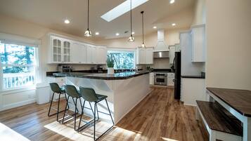 Microonde, forno, piano cottura, lavastoviglie