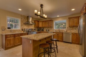 Private kitchen - Gorgeous 8-bedroom house in South Lake Tahoe (South Lake Tahoe)