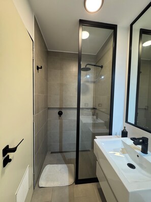 Douche, serviettes fournies, savon, papier toilette