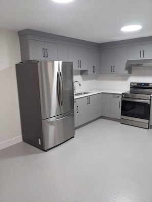 Refrigerador, microondas, horno y parrilla de estufa 