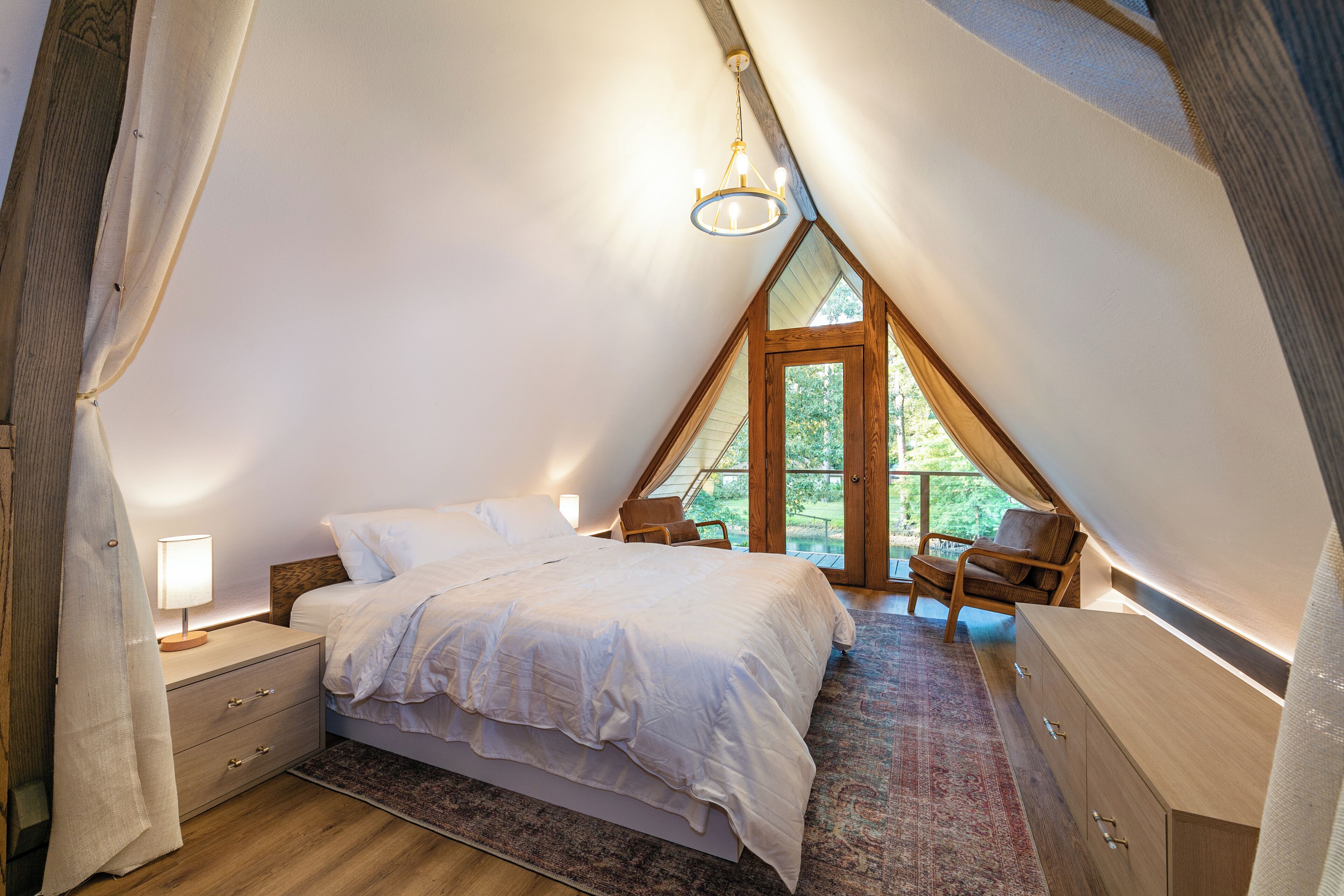4 bedrooms, iron/ironing board, internet, bed sheets