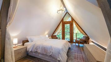 4 bedrooms, iron/ironing board, internet, bed sheets