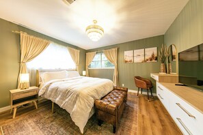 4 bedrooms, iron/ironing board, Internet, bed sheets