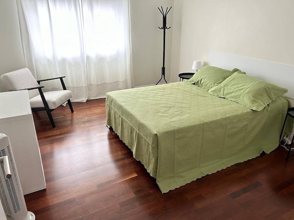 5 bedrooms, travel cot, WiFi, bed sheets