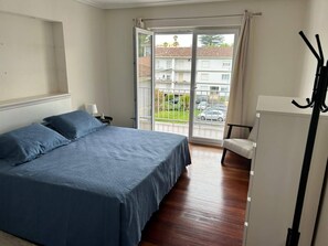 5 bedrooms, travel crib, WiFi, bed sheets