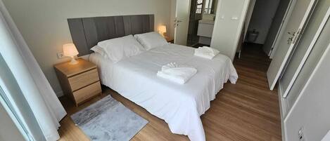 2 chambres, bureau, fer et planche à repasser, lit parapluie