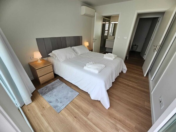 2 slaapkamers, een bureau, een strijkplank/strijkijzer, reisbedje