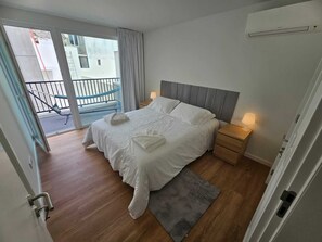 2 makuuhuonetta, työpöytä, silitysrauta/-lauta, vauvan matkasänky