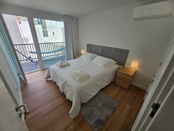 2 chambres, bureau, fer et planche à repasser, lit de bébé portatif