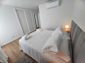 2 bedrooms, iron/ironing board, travel crib