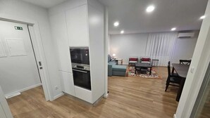 Un apartamento moderno con cocina, comedor y sala de estar.