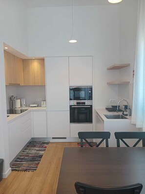 Fridge, microwave, oven, stovetop - Sky Dream Apartment (Ponta Delgada)