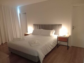 2 chambres, bureau, fer et planche à repasser, lit de bébé portatif