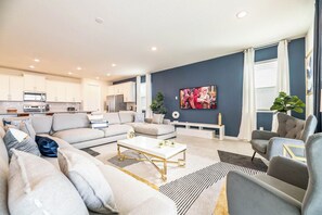 TV - Spacious 9-bedroom Orlando vacation home (Kissimmee)