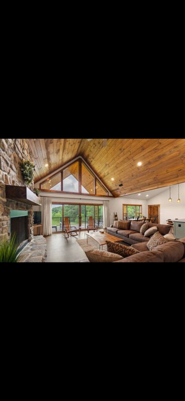 TV, fireplace - Mountainview Lodge (Maryville)