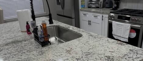 Frigorífico, tostadora, licuadora y utensilios de cocina