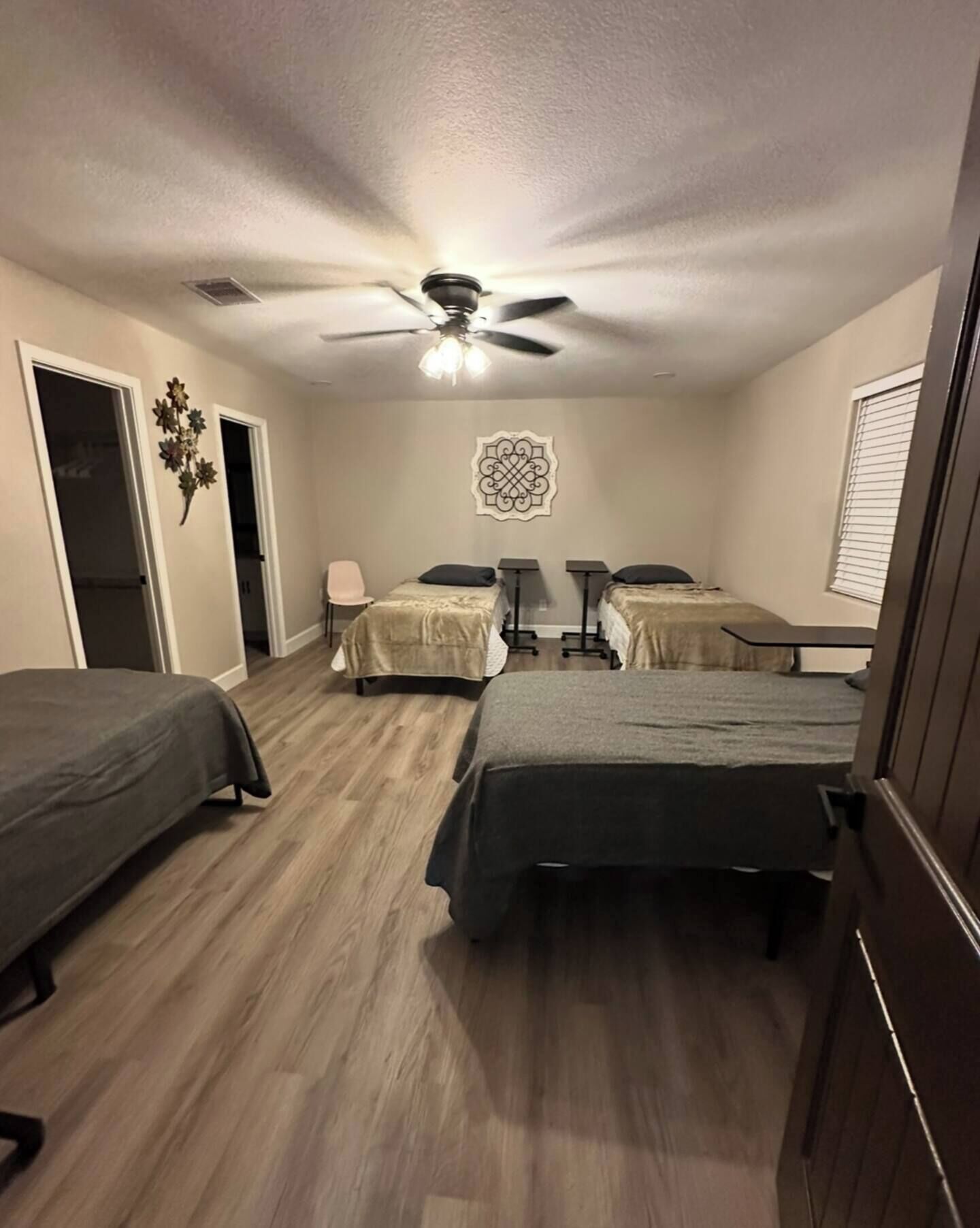 4 slaapkamers, een bureau, een strijkplank/strijkijzer, gratis wifi