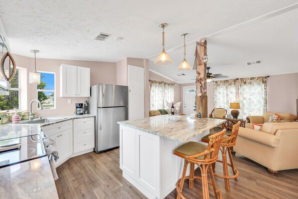 Microondas, placa de cocina, lavavajillas, servilletas de papel